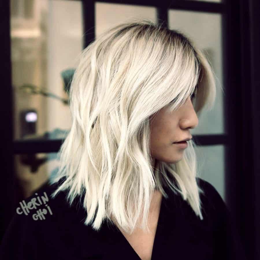 Lange Bob cut mit chunky Schichten von Platin Blonde Abgehackt Lange bob