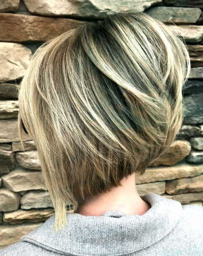 Steil abgewinkelter Bob mit Stufig Gestapelt Abgewinkelt Blonde Balayage Bob