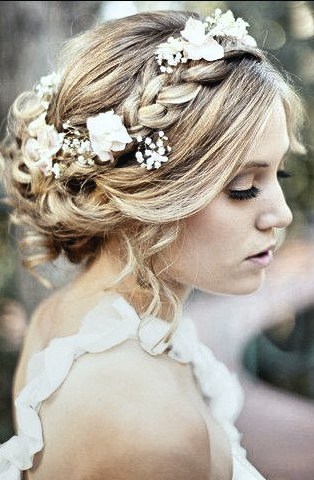 Inspirationen Dirndl Frisuren mit Blumenkranz