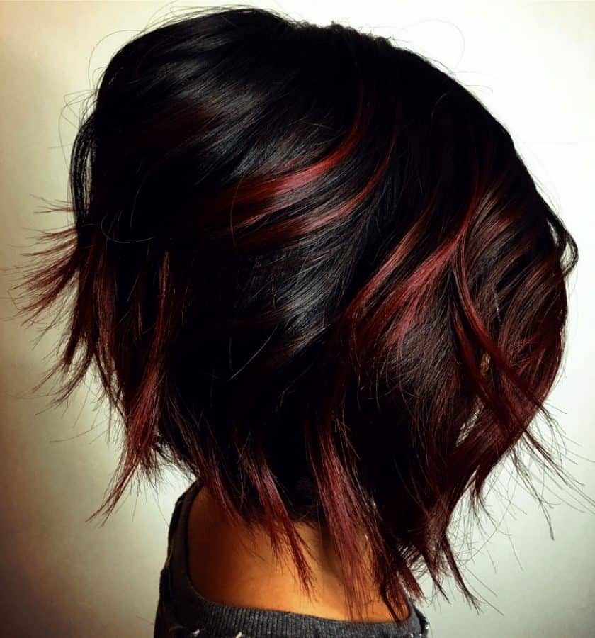 Inspirationen Frisuren Bob Durchgestuft Schwarzer Abschlussschnitt mit Burgunder Highlights