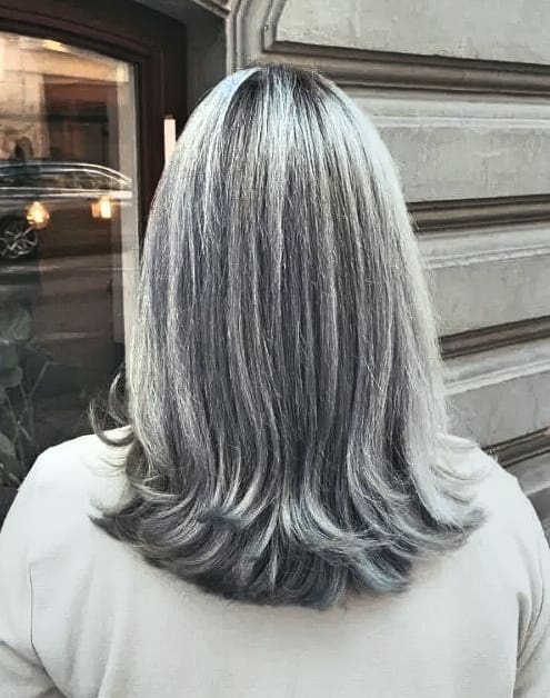 Großartig Damen Frisuren Graue Haare Wunderschönen Grau und geschichtet
