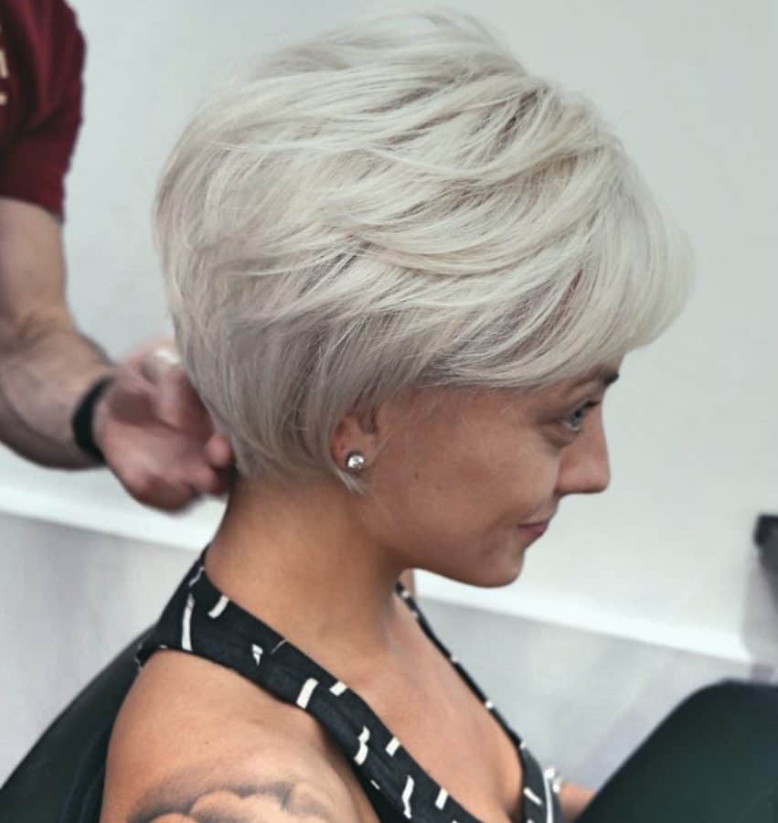 Inspirationen Damen Frisuren für Feines Haar Ideen Weißer blonder Bob für feines Haar