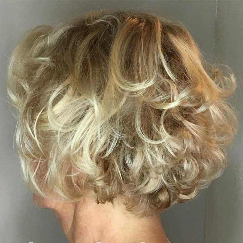 Blonde Locken in Schichten