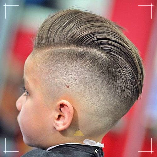 Jungen Pompadour mit hohem Skin Fade