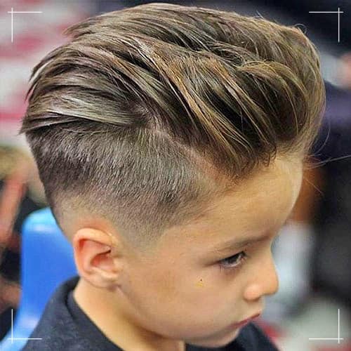 Quiff mit niedrigem Fade