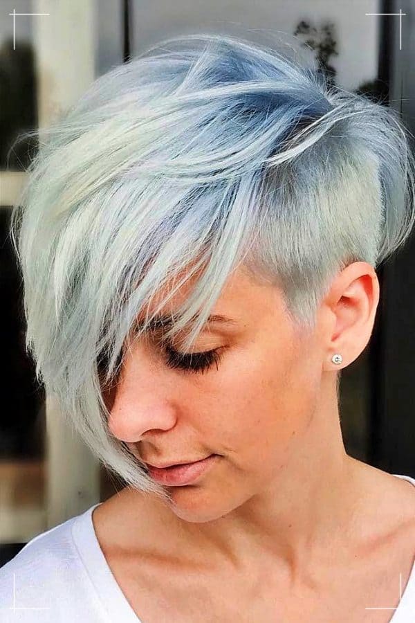 Kurze Frisur mit Blaubeer-Balayage