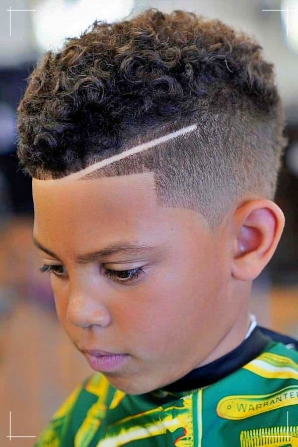 Jungen Haarschnitte für natürliche Locken