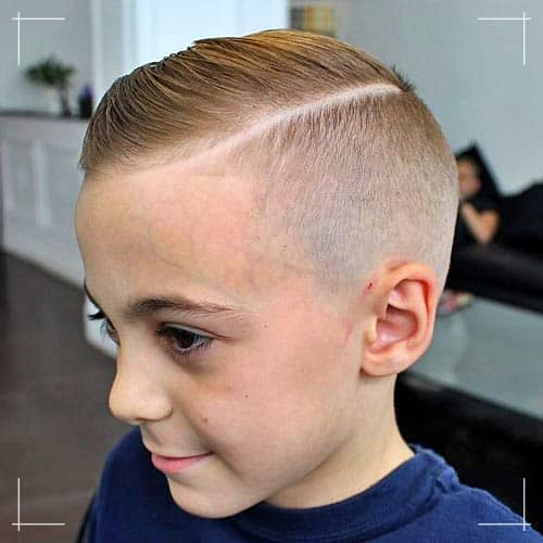 Jungs Frisuren Überkämmen mit hartem Teil und Skin Fade