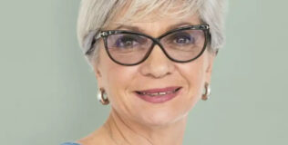 Frisuren ab 50 mit Brille: Der Wavy Pixie Cut für einen modernen Look