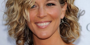 Frisuren ab 50 mittellang mit Locken: Feminine Eleganz und Volumen