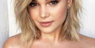 Frisuren mittellanges langes Haar: Stylischer blonder Bob mit lässigen Wellen