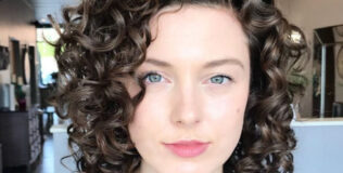 Verführerische Stufen für mittellanges, lockiges Haar – Der perfekte Look für mehr Volumen und Schwung