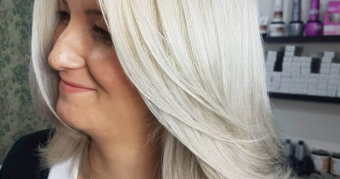 Blonde Frisuren ab 50: Der elegante, gestufte Schnitt