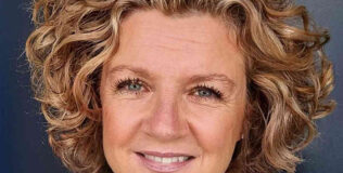 Frisuren ab 50 mit Locken: Volumenreich und Jung