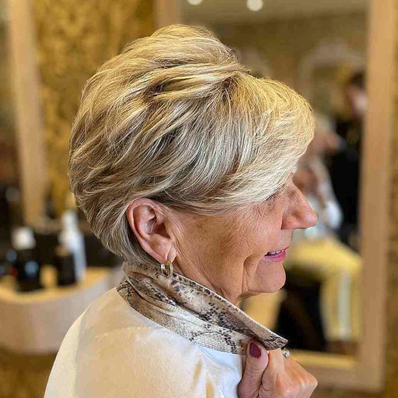 Frisuren Graue Haare ab 50: Der voluminöse Kurzhaarschnitt mit Seitenscheitel