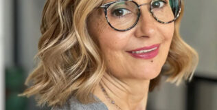 Frisuren ab 60 mit Brille: Der mühelose, schmeichelhafte Look