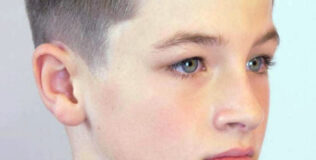 Frisuren 2025 Jungs: Der moderne Undercut mit Side Sweep