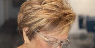 Frisuren ab 60 Frauen: Der pflegeleichte Pixie-Cut mit Highlights