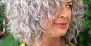Frisuren ab 60 mittellang Naturlocken