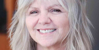 Frisuren ab 60 mittellang rundes Gesicht: Der Shaggy Chic Look