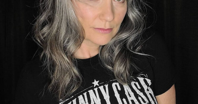 Frisuren für graue Haare ab 60: Lässige Wellen in Silber