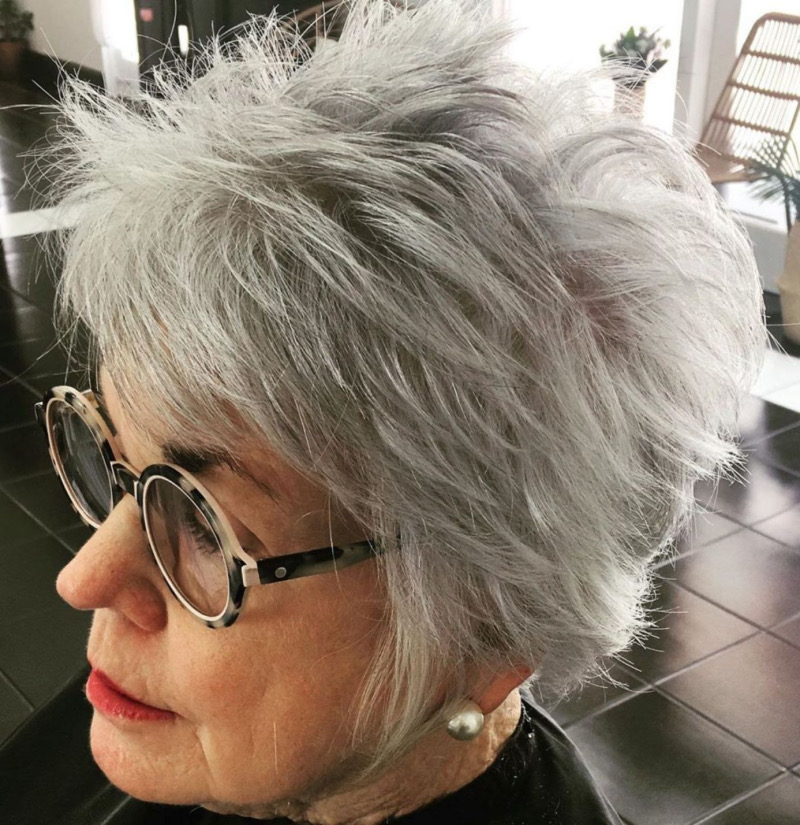 Kurze Graue Frisuren ab 60 für Dickes Haar: Der Pixie Cut mit Textur