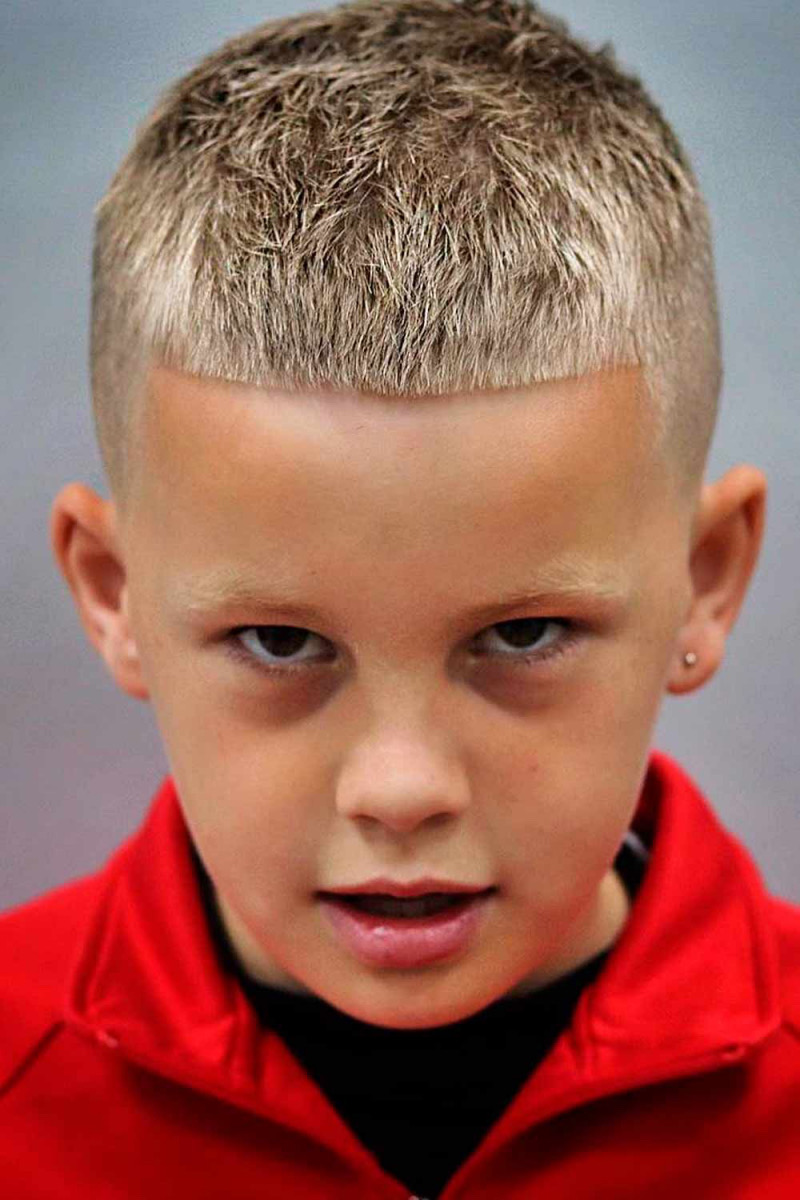 Jungs Frisuren 2025 Kurz: Der Blonde Buzz Cut mit Blunt Fringe
