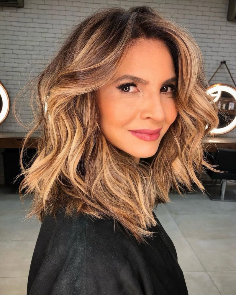 Frisuren ab 40 Damen: Der elegante Long Bob mit Highlights