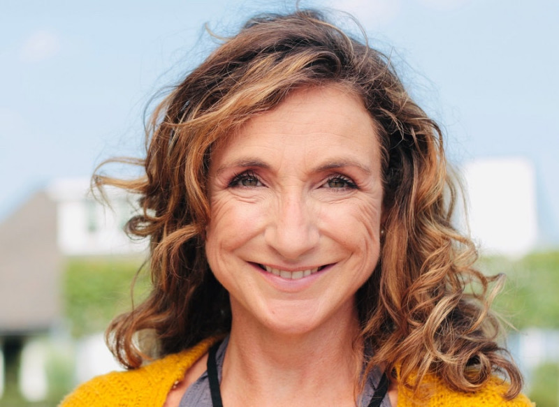 Frisuren für Frauen ab 60 Jahre: Lässige Lockenpracht mit Highlights