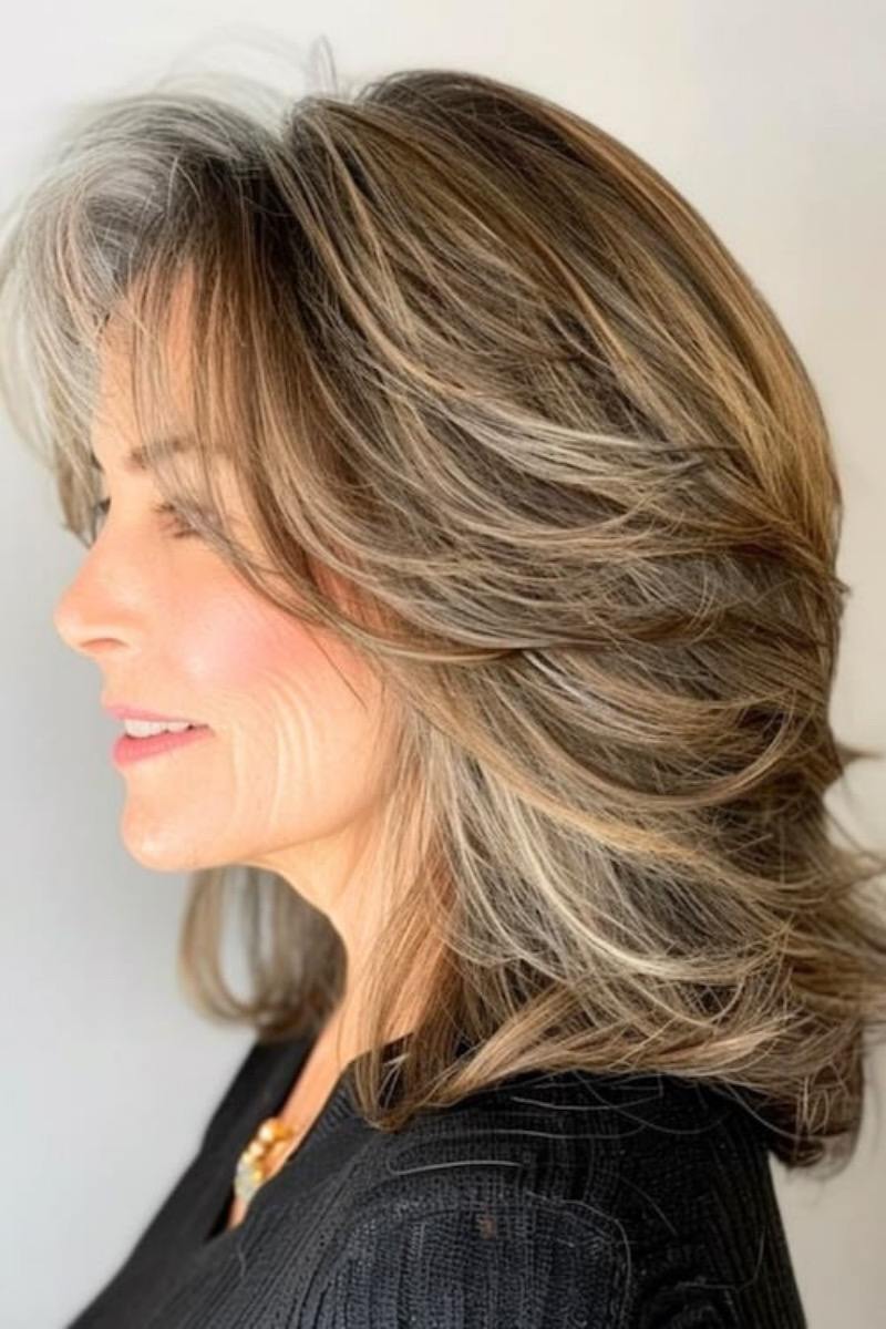 Frisuren mittellanges Haar für Frauen ab 60: Der elegante Stufenschnitt mit sanften Highlights