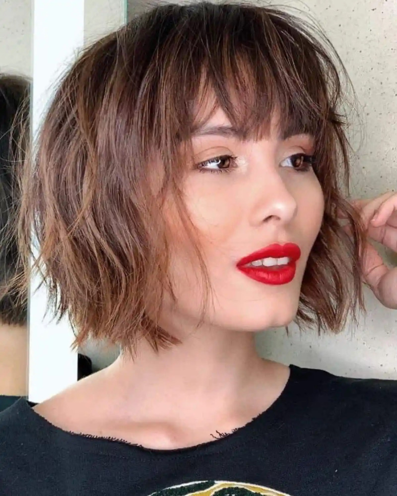Frisuren 2025 Frauen: Kurz mit Pony – Der freche Shaggy Bob