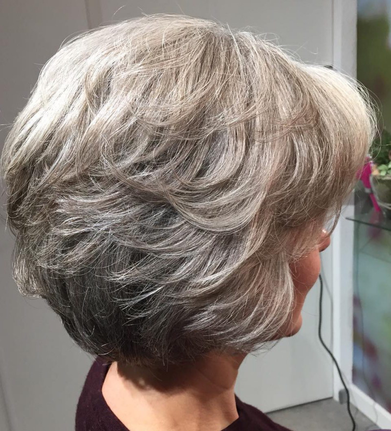 Frisuren ab 60 Stufig: Der Voluminöse Grauhaar-Bob in Schichten
