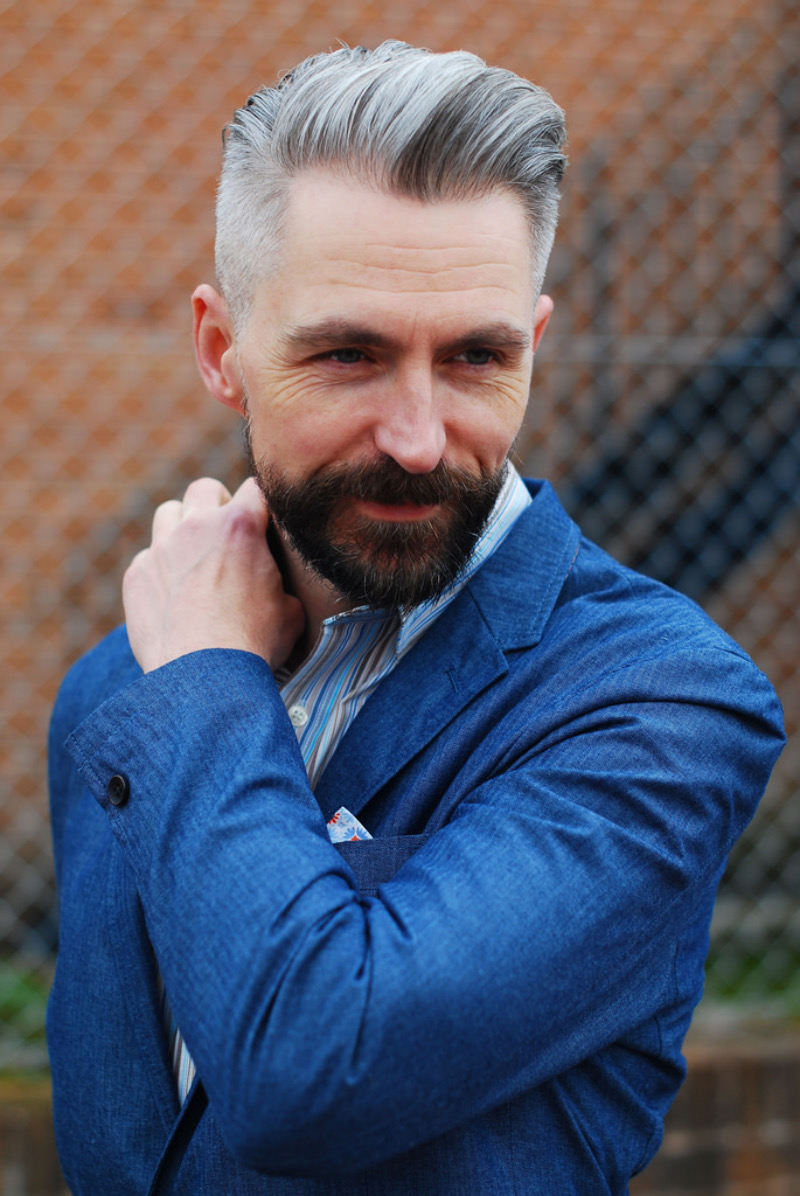 Frisuren für Männer ab 40: Der elegante Undercut mit grauem Haar