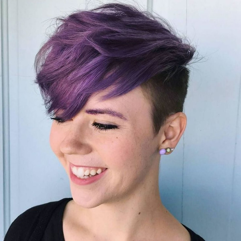 Flippige Kurzhaarfrisuren: Der Lila Pixie Cut mit Undercut