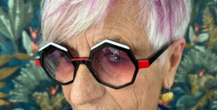 Freche Graue Kurzhaarfrisuren für Ältere Frauen: Der Pixie mit Rosa Highlights