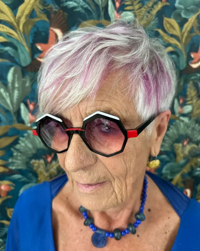 Freche Graue Kurzhaarfrisuren für Ältere Frauen: Der Pixie mit Rosa Highlights