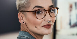 Freche Kurzhaarfrisuren mit Brille
