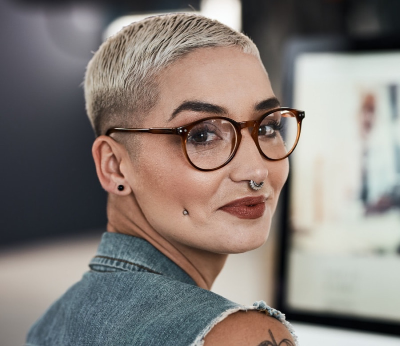 Freche Kurzhaarfrisuren mit Brille
