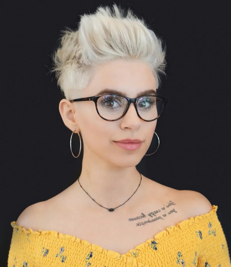 Flippige Kurzhaarfrisuren mit Brille: Der Lässig-Gestylte Blonde Pixie