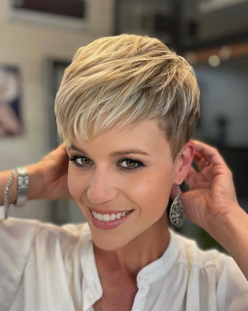 Freche Kurzhaarfrisuren Damen 2025 Pixie: Der Blonde Textur-Pixie mit Undercut