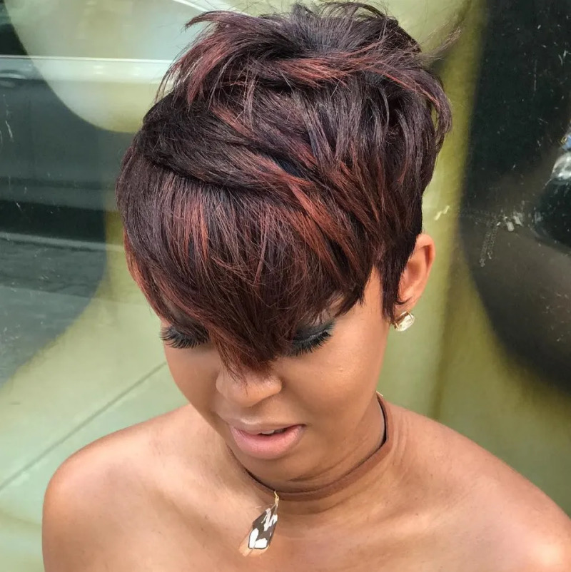 Freche Kurzhaarfrisuren Damen Schwarz: Der strukturierte Pixie mit Highlights