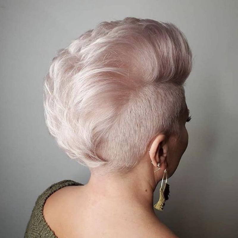 Freche Kurzhaarfrisuren Grau: Pixie Cut mit Undercut & Volumen-Tolle