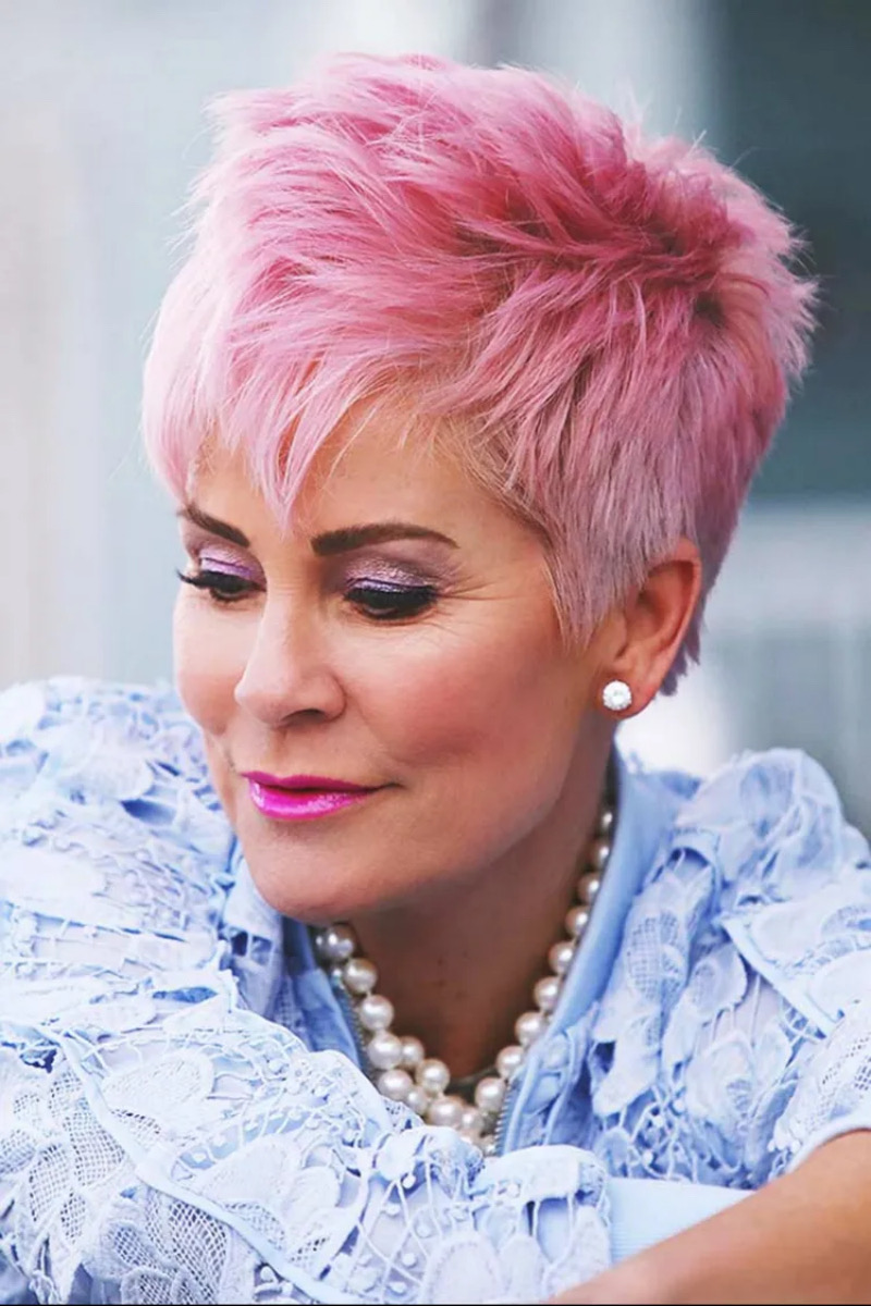 Flippige Kurzhaarfrisuren ab 50: Der Rosa Pixie Cut für Selbstbewusste