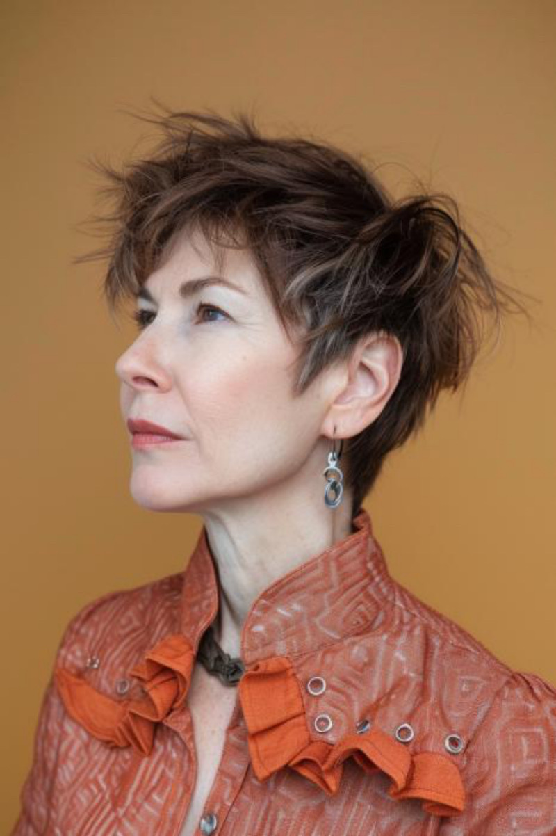 Kurzhaarfrisuren Damen Freche ab 40: Der Messy Pixie mit Strähnchen