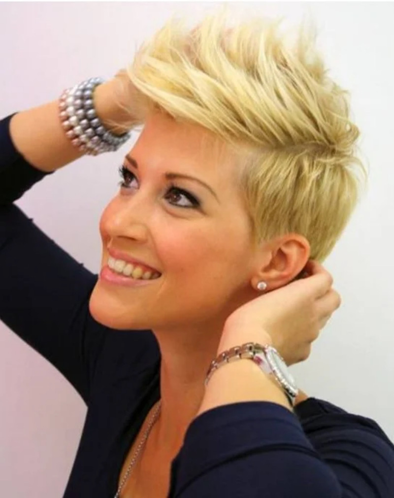 Freche Kurzhaarfrisuren Blond: Der Blonde Spiky Pixie mit Undercut