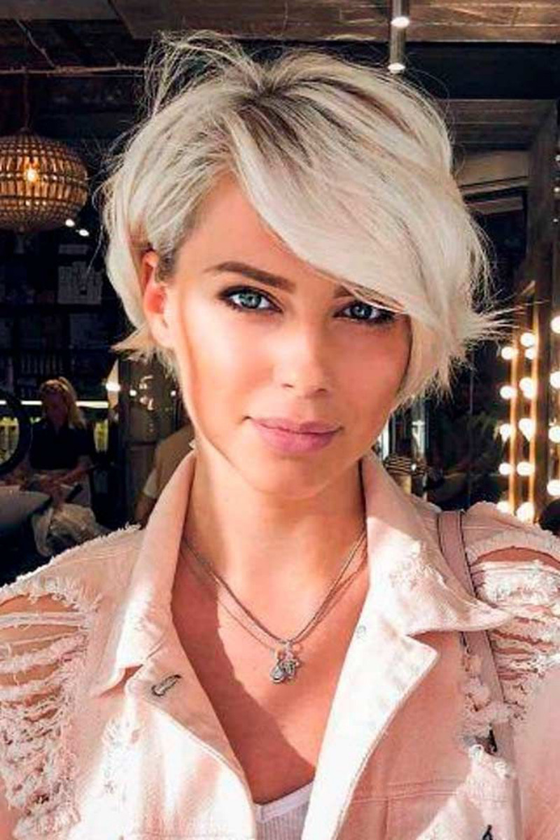 Kurzhaarfrisuren Damen Freche Feines Haar Blond: Der Platinblonde Pixie-Bob mit Seitenscheitel