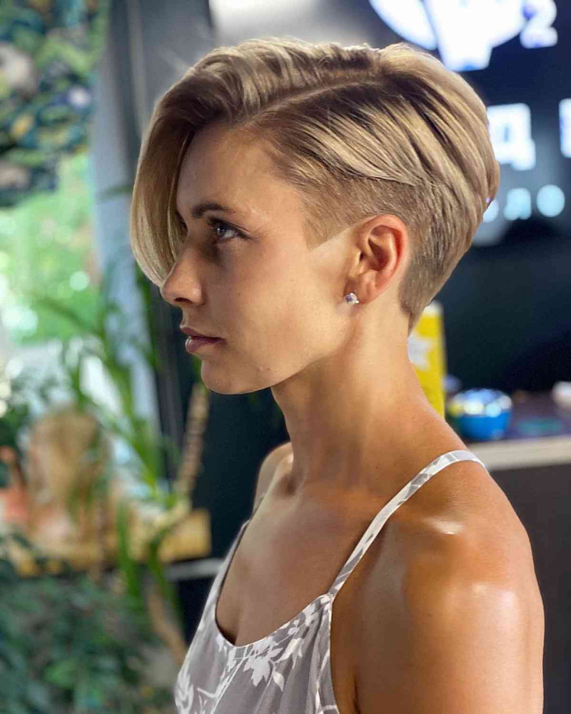 Kurzhaarfrisuren Undercut Damen freche: Der Undercut mit längerem Deckhaar und Side-Sweep