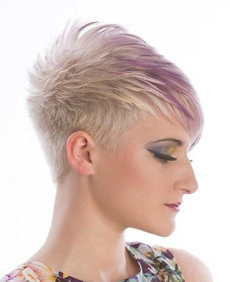 Flippige Kurzhaarfrisuren mit Strähnen: Der Blonde Pixie mit Lila Highlights