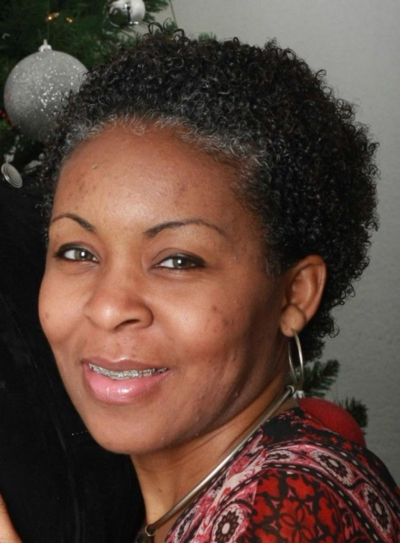 Kurzhaarfrisuren Damen ab 60 Dunkel: Natürliche Eleganz für selbstbewusste Frauen!