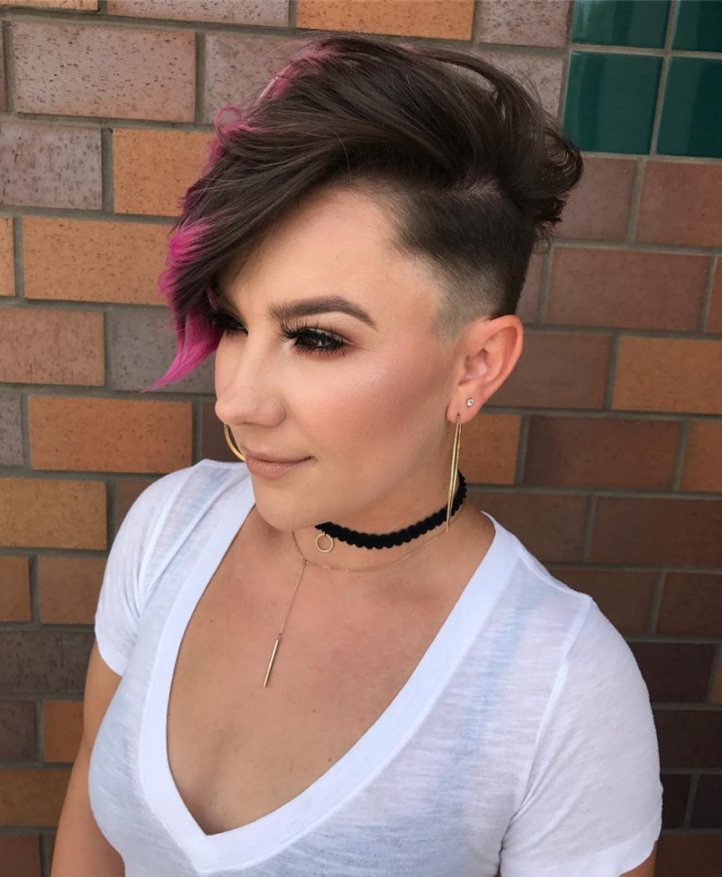 Kurzhaarfrisuren Damen freche 2025 Undercut: Der asymmetrische Undercut mit farbigem Akzent